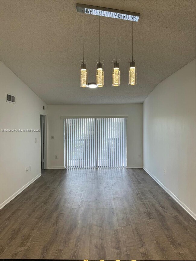 Foto del edificio - 9977 Nob Hill Ln