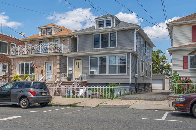 Building Photo - 906 76th St
