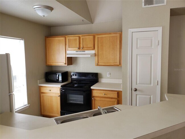 Foto del edificio - 9069 Lee Vista Blvd