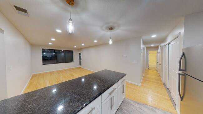Foto del edificio - Spacious 2 Bedroom Condo with 2 Bathrooms!