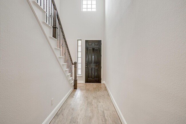 Building Photo - Beautiful 3 Bed, 2.5 Bath Home in Desirabl...