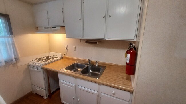 Electronic Igniting Gas Oven/ Stove Top - 302 11th St