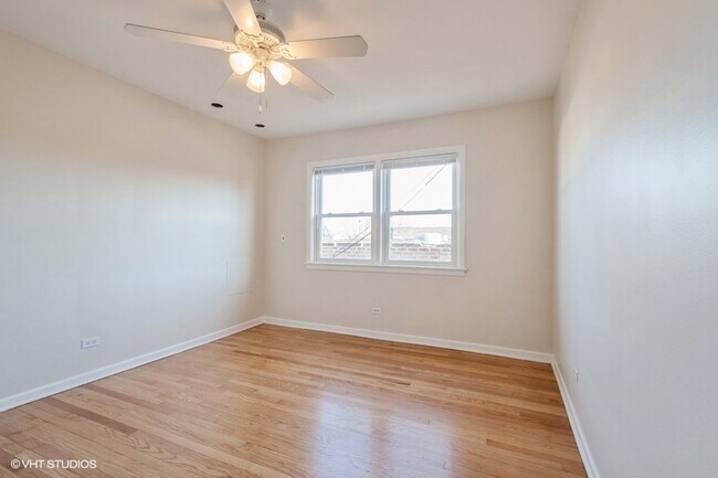 Building Photo - 2931 W Touhy Ave