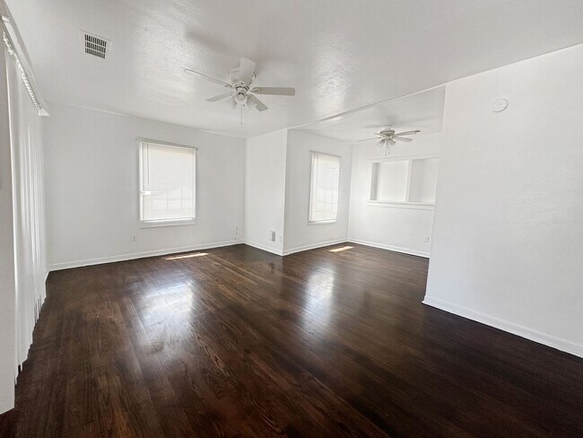 Building Photo - 410 Green Acres