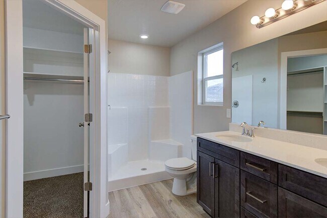 Building Photo - Brand New Spacious Townhome