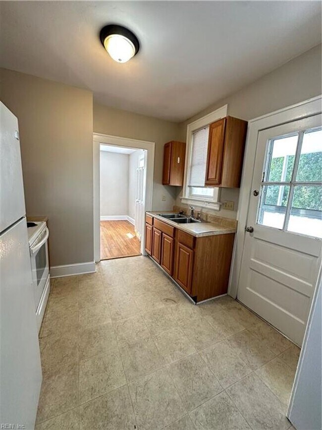 Building Photo - 3 BR 1.5 BA House