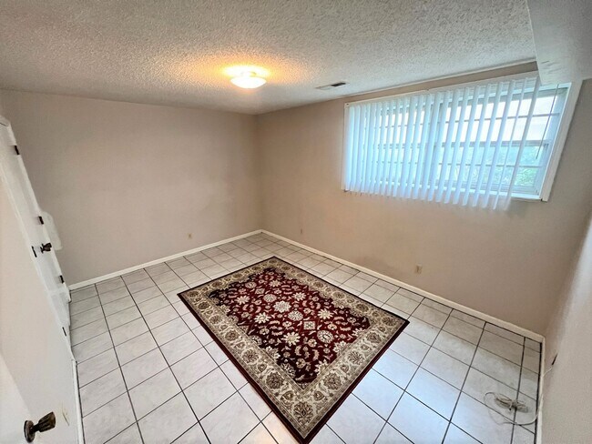 Building Photo - Spacious, 2 Bdr, 1 Bath Apt One Block east...