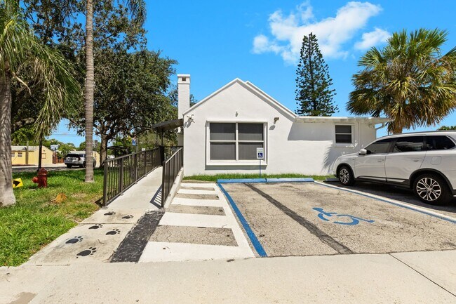 Foto del edificio - Charming 2-Bedroom Single-Family Home with...