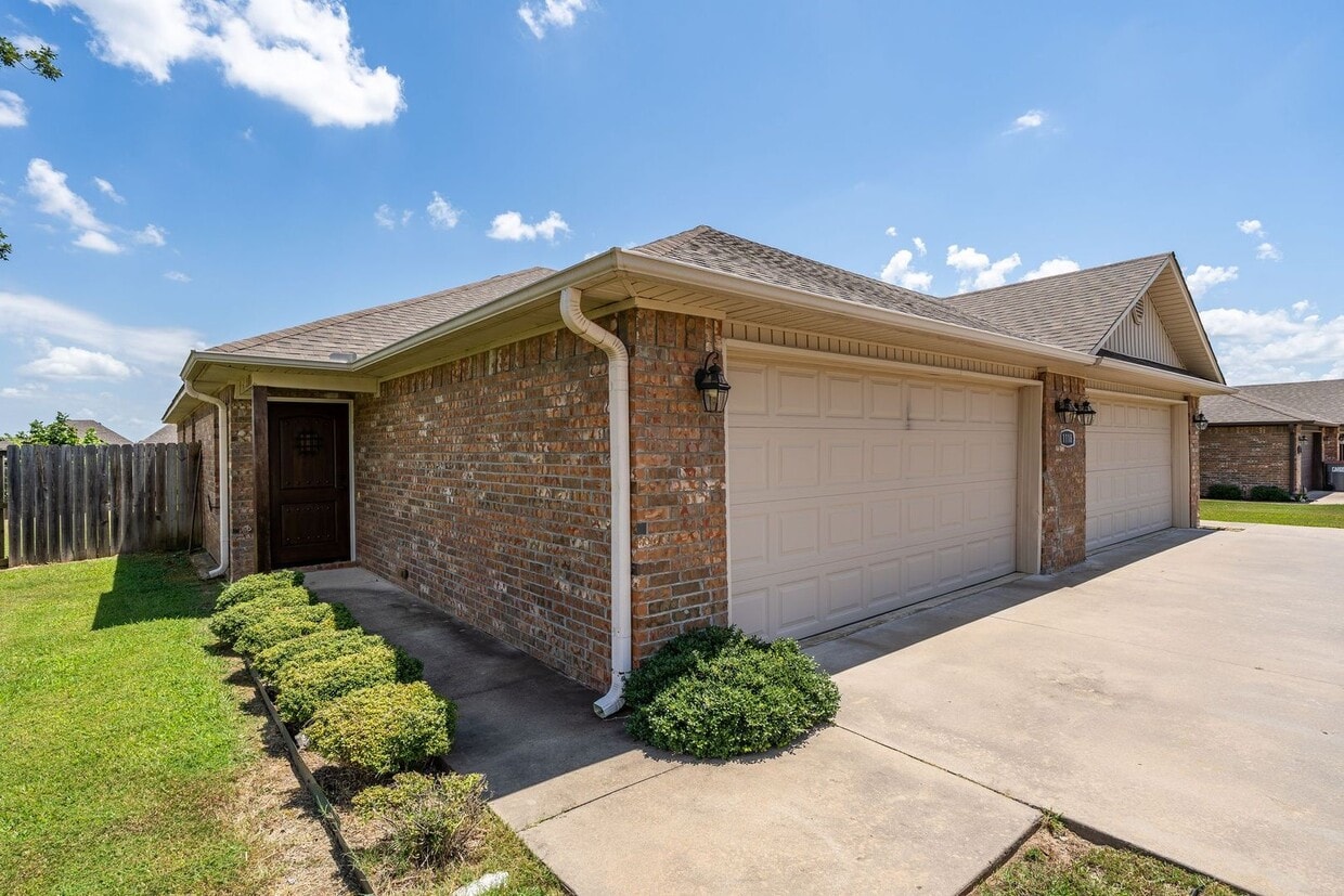 Primary Photo - 1118 Springhill Rd