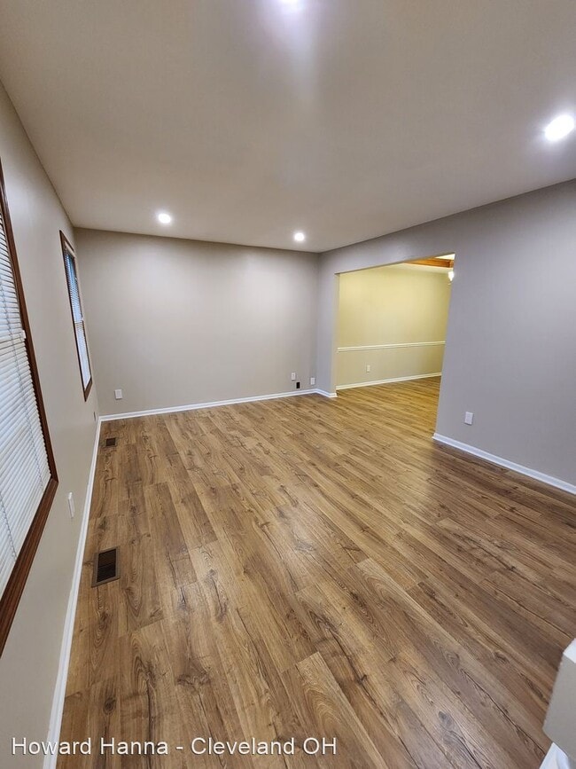 Building Photo - 4 br, 2.5 bath House - 33121 Pettibone Road