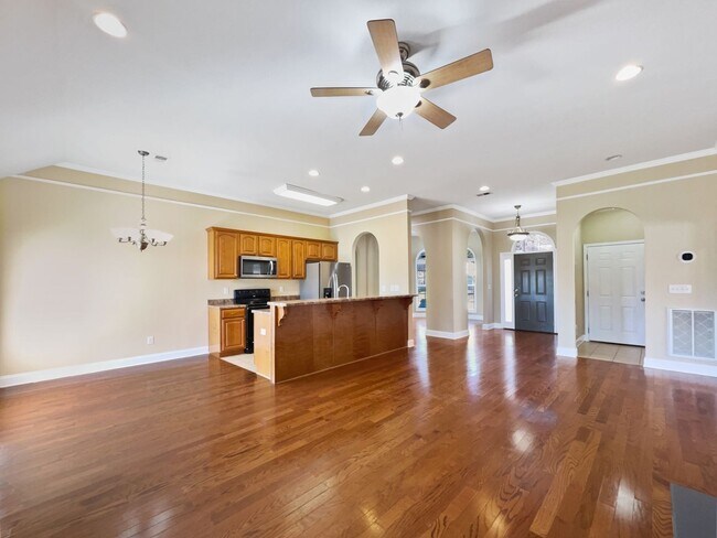 Building Photo - Available JULY 4, 2024!!! 3 Bed, 2 Bath Ho...
