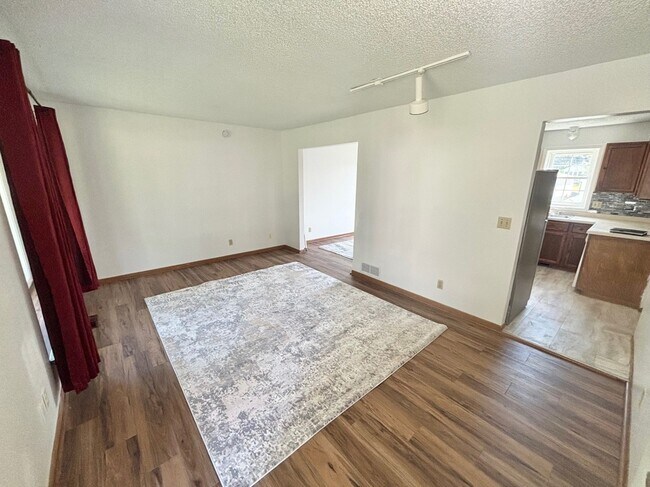 Foto del edificio - 1582 Reaney Ave