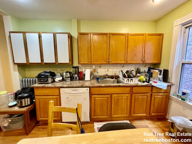 Building Photo - 46 Aspinwall Ave