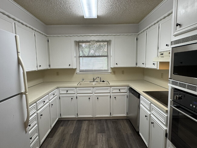 Building Photo - Meticulously maintained 3 bedroom 2 bath!