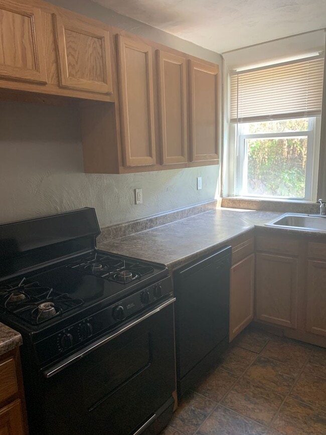 Building Photo - SPACIOUS HOUSE WITH EVERYTHING YOU NEED - AVAIL AUGUST!