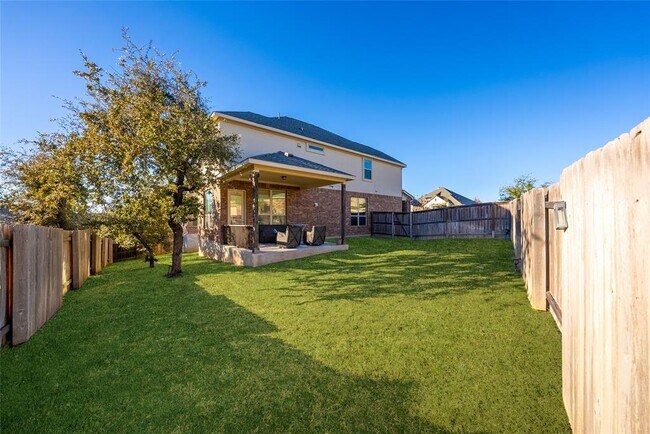 Foto del edificio - 5221 Cedro Elm Dr