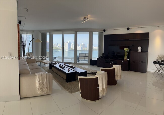 Foto del edificio - 7000 Island Blvd
