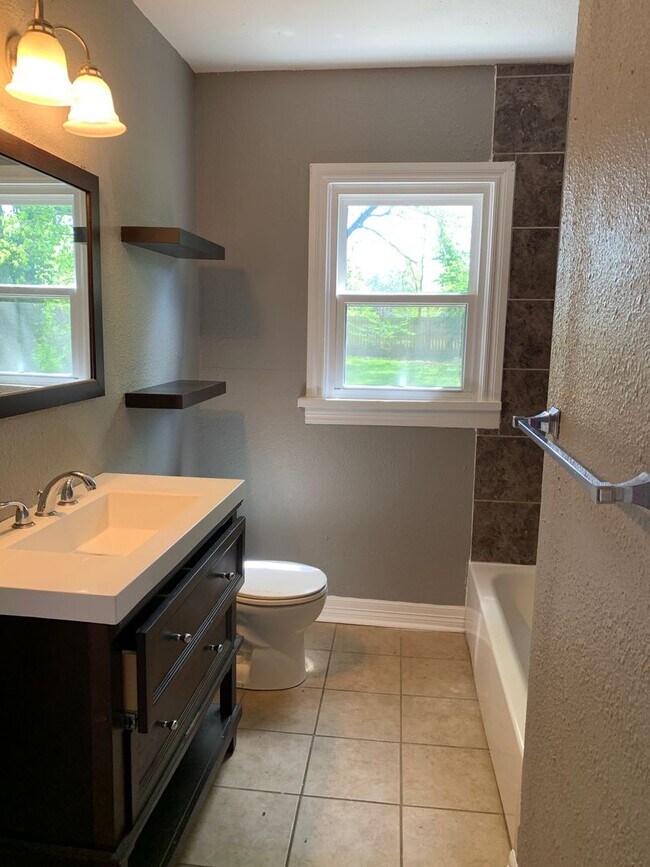 Building Photo - 3 Bedroom home with a bonus room