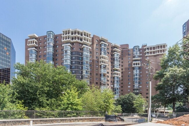 Foto del edificio - 1600 N Oak St