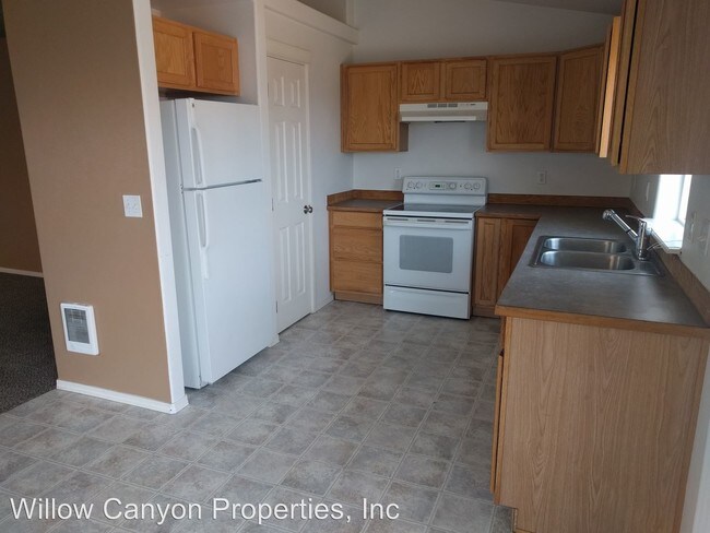 Building Photo - 808 SE Maui Ln