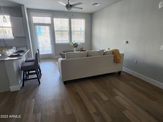 Foto del edificio - 7460 N Zanjero Blvd