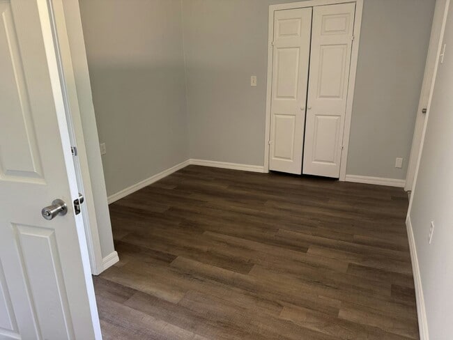 Building Photo - 1250 Lakeview Dr