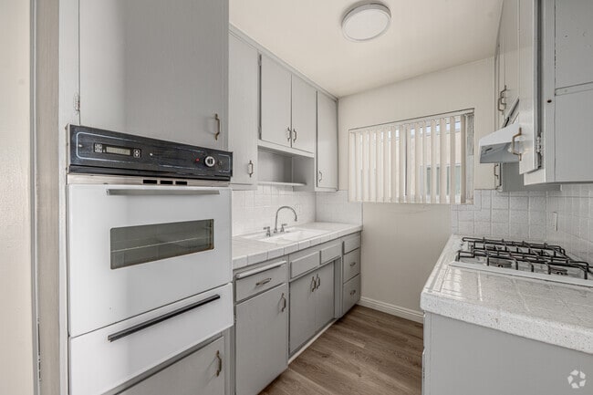 Interior Photo - 217 W Tujunga Ave