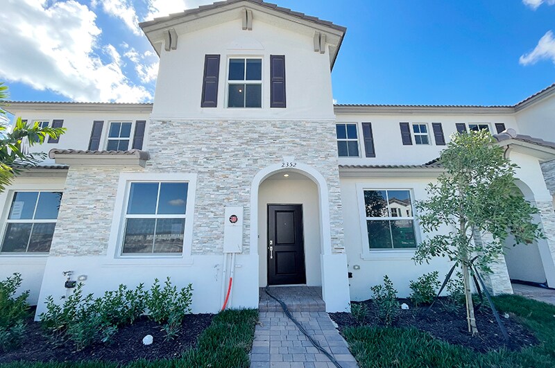 Foto principal - 2352 NW 125 St