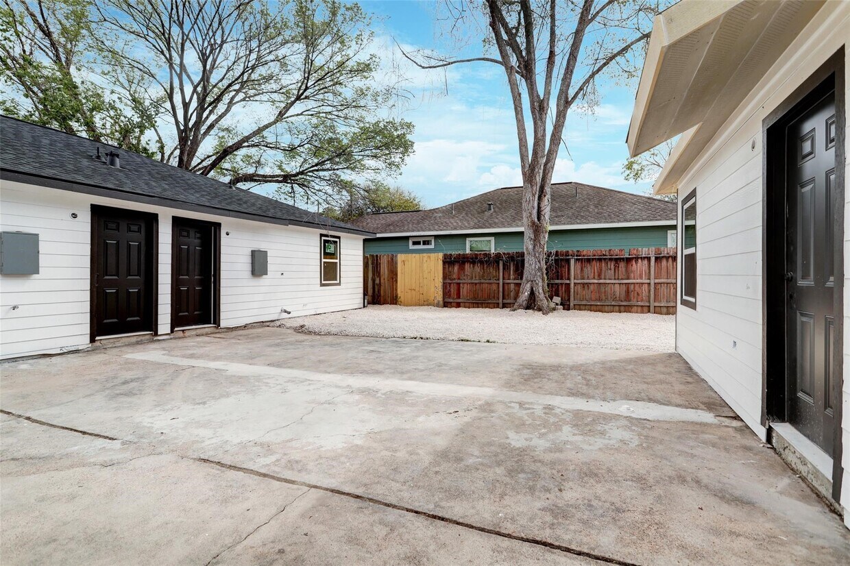 Building Photo - 306-40th 1/2 E 40th 1/2 St