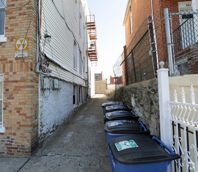 Building Photo - 949 E 228th