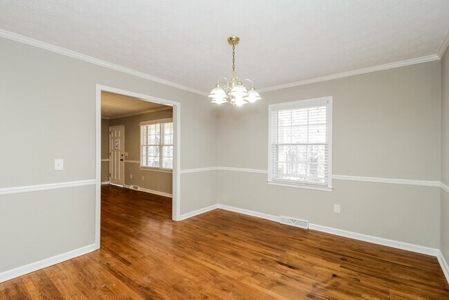 Foto del edificio - Spacious 4-Bedroom Home with Pool in Silve...