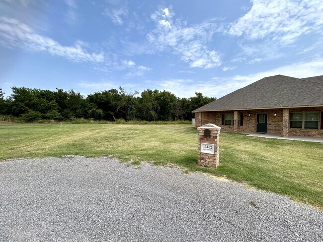 Building Photo - 13132 NE Jaguar Ln