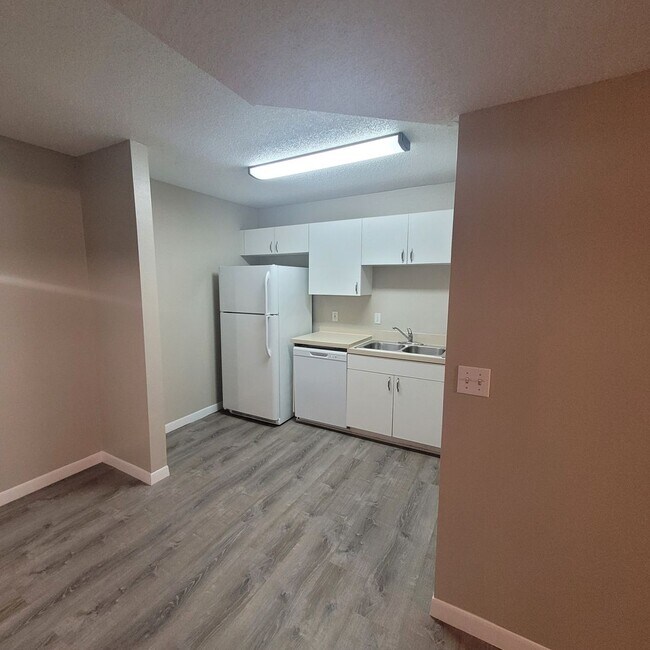 Building Photo - 1/1 condo on ground floor available now in...