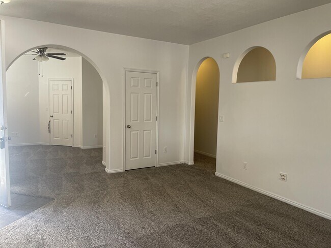 Foto del edificio - 754 N Bradford Dr