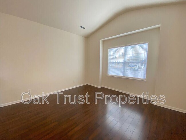 Foto del edificio - 122 Woodward Rd