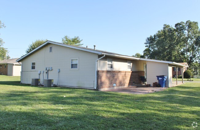 Building Photo - 5-7 Friendship Dr