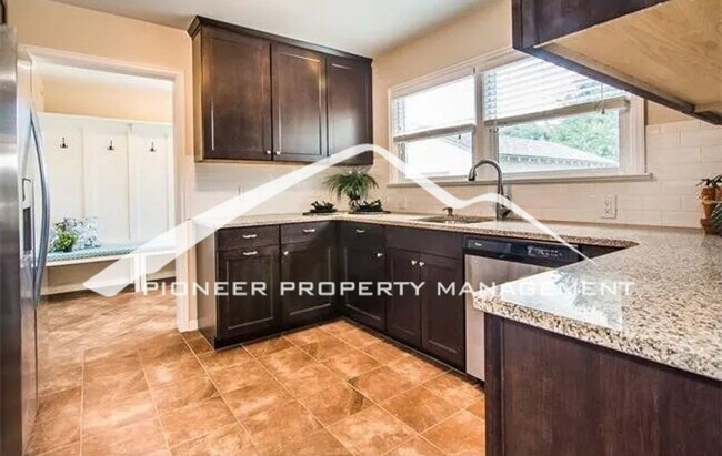 Foto del edificio - Adorable neighborhood, Updated Main-Level Living in Ivywild, 3BR/2BA, 1 Car Garage and Enclosed Yard