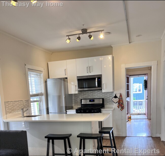 Building Photo - 3BED-1BATH | Renovated | Mins to green/red...