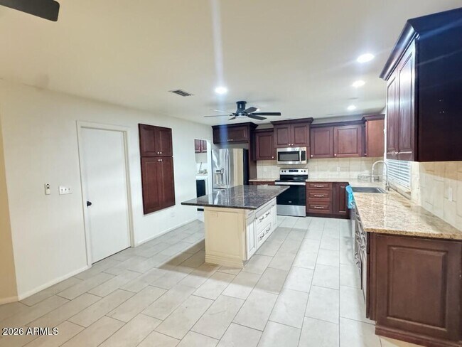 Foto del edificio - 4816 S Taylor Dr