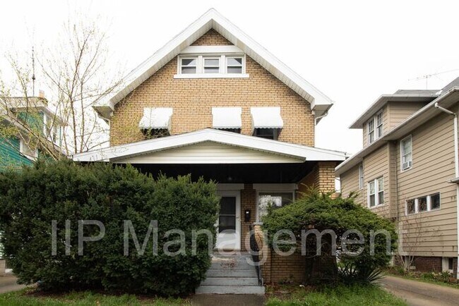 Building Photo - Lovely 2BR 1BA Down Unit in Shaker Heights...