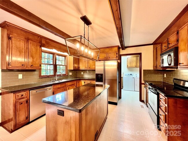 Building Photo - 911 Reverdy Ln