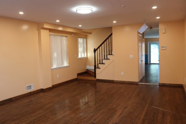 Building Photo - 147 Henry Pl