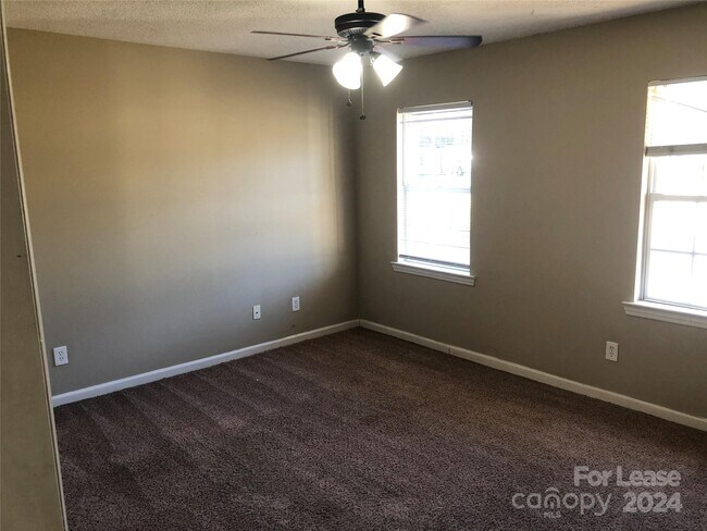 Foto del edificio - 2803 Pleasant Garden Rd