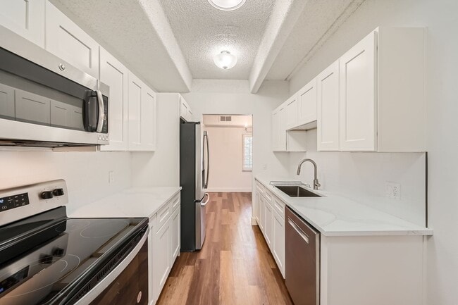 Building Photo - Completely Updated 2 Bedroom 2 Bathroom Condo Available NOW! Garage Parking Included!