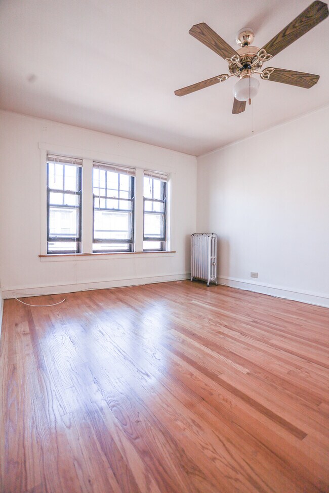 Building Photo - 4241 N Hermitage Ave