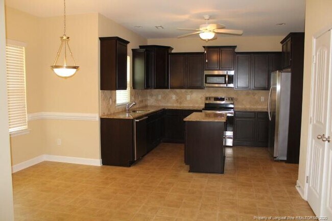 Foto del edificio - 828 Ronald Reagan Drive