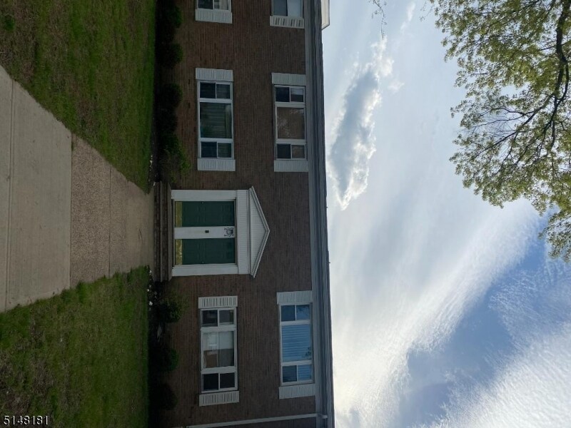 Building Photo - 161 Evergreen Rd