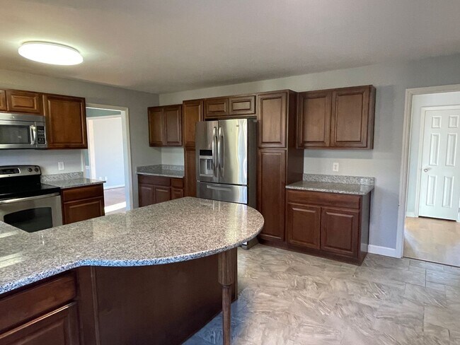 Foto del edificio - Spacious 4 Bedroom Located In The Cardinal...