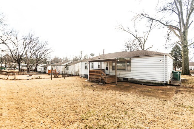 Foto del edificio - Charming & Spacious Home in Bellefontaine Neighbors – Move-In Ready!