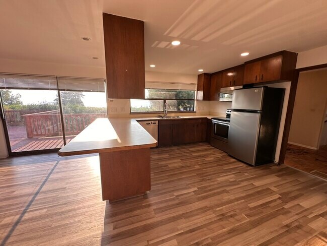 Cocina y zona de barra ampliada - 2129 NW 201st St